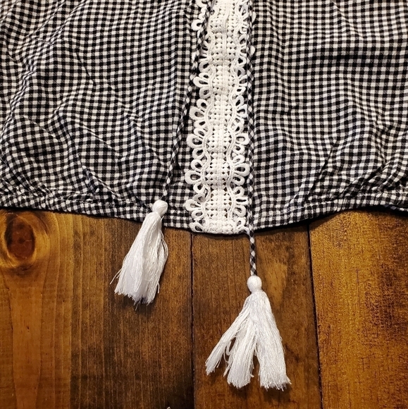 BLACK & white gingham Cold shoulder crop top - Picture 3 of 9